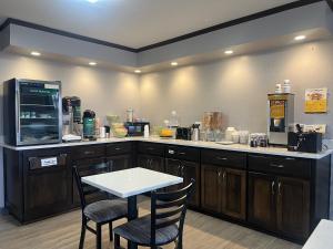 Kuchyň nebo kuchyňský kout v ubytování Quality inn Neosho