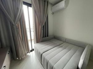 トレドにあるApe Harmonia novinho perto do Lago e Shoppingの窓のある部屋にある小さなベッド