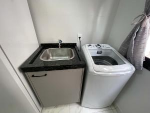 トレドにあるApe Harmonia novinho perto do Lago e Shoppingの洗面台とトイレ付きの小さなバスルーム