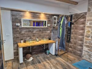 un bagno con due lavandini e una doccia di Doppelzimmer Carmen - Sauna, Badewanne, WLAN a Pola (Pula) Altre 34 foto