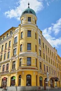 un edificio amarillo con una cúpula encima en Grandhotel Garni en Jihlava