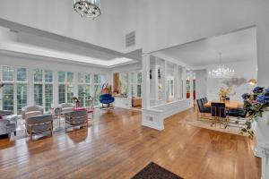 ein Esszimmer und ein Wohnzimmer mit Tisch und Stühlen in der Unterkunft Fancy Poconos Castle Indoor MEGA 10plus Hot Tub in East Stroudsburg