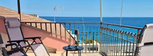 un balcón con vista al mar en Lumeriam Sea Loft, en Roccalumera 5 fotos más