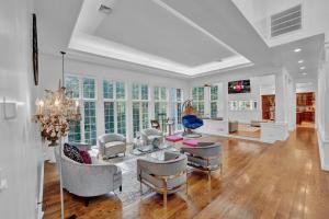 ein Wohnzimmer voller Möbel und einem Kronleuchter in der Unterkunft Fancy Poconos Castle Indoor MEGA 10plus Hot Tub in East Stroudsburg