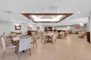 une salle à manger avec des tables et des chaises dans un restaurant dans l'établissement Best Western Plus The Charles Hotel, à Saint Charles