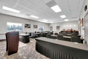 une grande chambre avec des chaises et des tables. dans l'établissement Best Western Plus The Charles Hotel, à Saint Charles 63 autres photos