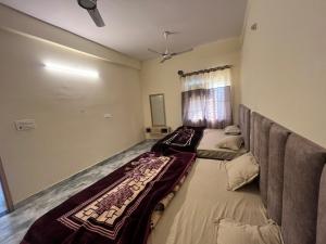 Ένα ή περισσότερα κρεβάτια σε δωμάτιο στο Maharaja hotel and dhaba +7 φωτογραφίες