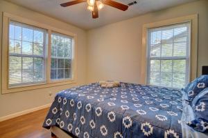 une chambre avec un lit avec un animal en peluche dessus dans l'établissement Classic 2 bed 1 bath home in the cradle of beautiful Valdosta, à Valdosta