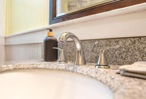 Un baño de Classic 2 bed 1 bath home in the cradle of beautiful Valdosta 12 fotos más