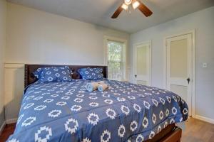 - une chambre dotée d'un lit bleu avec un animal rembourré dans l'établissement Classic 2 bed 1 bath home in the cradle of beautiful Valdosta, à Valdosta