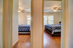 une chambre avec un lit et un ventilateur de plafond dans l'établissement Classic 2 bed 1 bath home in the cradle of beautiful Valdosta, à Valdosta