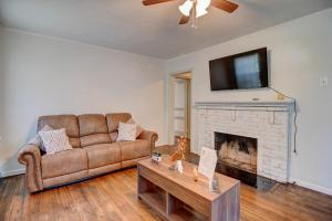 un salon avec un canapé et une cheminée dans l'établissement Classic 2 bed 1 bath home in the cradle of beautiful Valdosta, à Valdosta 12 autres photos