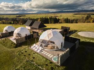 einen Blick über drei Kuppeln in einem Feld in der Unterkunft Sense Resort in Maruszyna