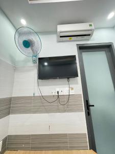 Μια τηλεόραση ή/και κέντρο ψυχαγωγίας στο Ong 5 Homestay Can Tho +31 φωτογραφίες