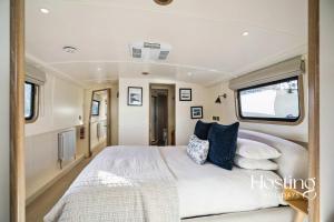 Un dormitorio en una casa rodante con una cama grande. en The Pemberley - Luxury 2 Bed Houseboat, en Londres