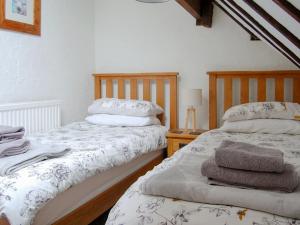 zwei nebeneinander stehende Betten in einem Schlafzimmer in der Unterkunft Shire Cottage in Highpeak Junction