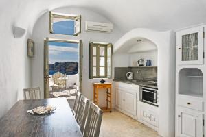 Kuchyň nebo kuchyňský kout v ubytování VILLA KALLISTI -Volcano View