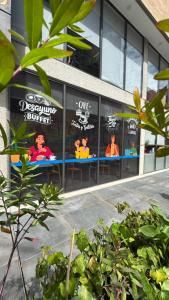 un gruppo di persone seduti a un tavolo in un edificio di ibis budget Bogota Marly a Bogotá