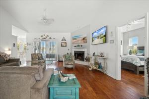 Posezení v ubytování Boaters Dream Pool Spa & Dock Walking & Biking