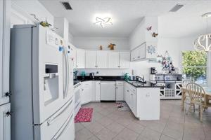 Kuchyň nebo kuchyňský kout v ubytování Boaters Dream Pool Spa & Dock Walking & Biking + 73 fotografií