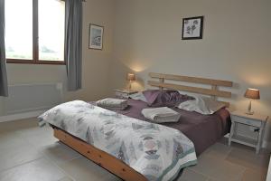 Ένα ή περισσότερα κρεβάτια σε δωμάτιο στο La Jouanhitte +10 φωτογραφίες