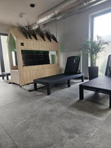 ein Raum mit zwei Bänken und einem Pferdestall in der Unterkunft Stay4U Apartments Belle View in Szklarska Poręba
