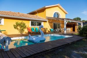 Una piscina con dos cisnes en una casa. en VillasHomeClet - Villa Côte & Lac, en Naujac-sur-Mer 26 fotos más