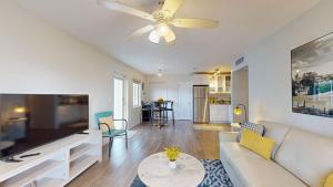 TV a/nebo společenská místnost v ubytování Pinecrest #1 2br 4 Beds Free Parking