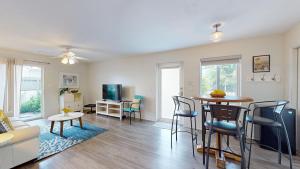 Posezení v ubytování Pinecrest #1 2br 4 Beds Free Parking