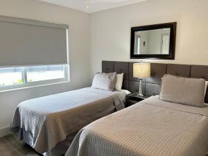 Una cama o camas en una habitación de Palmettobay #3, 2 Bedroom4 Twin Bedspark 2 Cars