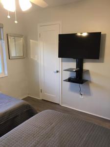 Μια τηλεόραση ή/και κέντρο ψυχαγωγίας στο Pinecrest #4- 2 Bedroom4 Twin Bedspark 2 Cars