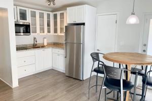 Η κουζίνα ή μικρή κουζίνα στο Pinecrest #4- 2 Bedroom4 Twin Bedspark 2 Cars +9 φωτογραφίες