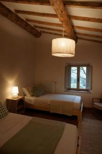 Ένα ή περισσότερα κρεβάτια σε δωμάτιο στο Casale Nelle Colline Toscane Del Casentino