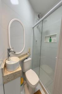 um banheiro com vaso sanitário, pia e chuveiro em Apartamento no Centro RJ - Rua do Theatro Municipal no Rio de Janeiro