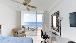 a bedroom with a bed and a view of the ocean at Encantador estudio frente al mar en Coronado Bay in Las Lajas