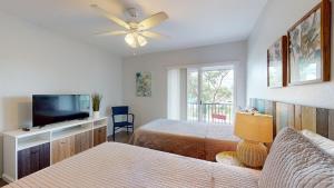 TV a/nebo společenská místnost v ubytování Palmettobay#2, 2 Bedroom4 Twin Beds Park2 Cars