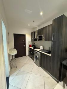 a kitchen with a washer and dryer in a room at Luxury Sid Apartments in Accra