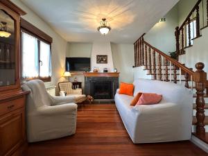 ein Wohnzimmer mit zwei Stühlen und einem Kamin in der Unterkunft Casa Sortalde Agroturismo in Abaurrea Alta