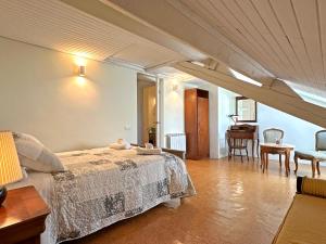 ein Schlafzimmer mit Bett und ein Wohnzimmer in der Unterkunft Casa Sortalde Agroturismo in Abaurrea Alta