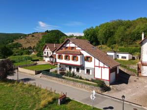 ein Haus am Straßenrand in der Unterkunft Casa Sortalde Agroturismo in Abaurrea Alta