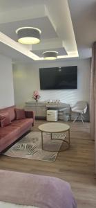 ein Wohnzimmer mit Sofa und Tisch in der Unterkunft VENETIA-Rooms in Biecz