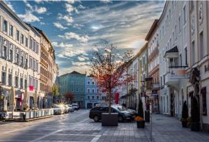 Una calle de la ciudad con coches aparcados en la calle. en ModernLoft Ried, Balcony Suite, en Neuhofen im Innkreis