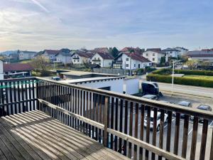 balcón con vistas a una ciudad con casas en ModernLoft Ried, Balcony Suite, en Neuhofen im Innkreis