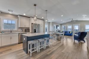 Η κουζίνα ή μικρή κουζίνα στο A Wave From It All