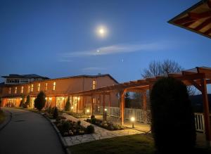 ein Gebäude in der Nacht mit dem Mond am Himmel in der Unterkunft Landhotel Knappenberg in Ober-Gossen