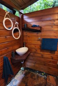 Ένα μπάνιο στο Kaz Coco Bungalow