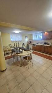 a dining room with a table and chairs and a kitchen at Magiczny Dom nad Bugiem 