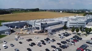 Una vista aérea de un estacionamiento con autos. en ModernLoft Ried, Balcony Suite, en Neuhofen im Innkreis