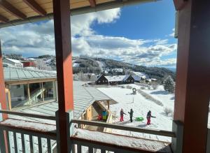 ein Blick von einem Balkon eines Skigebiets in der Unterkunft Landhotel Knappenberg in Ober-Gossen