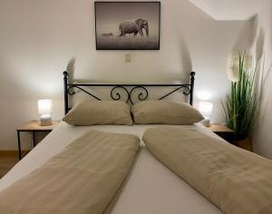 Un dormitorio con una cama con la imagen de un elefante. en ModernLoft Ried, Balcony Suite, en Neuhofen im Innkreis